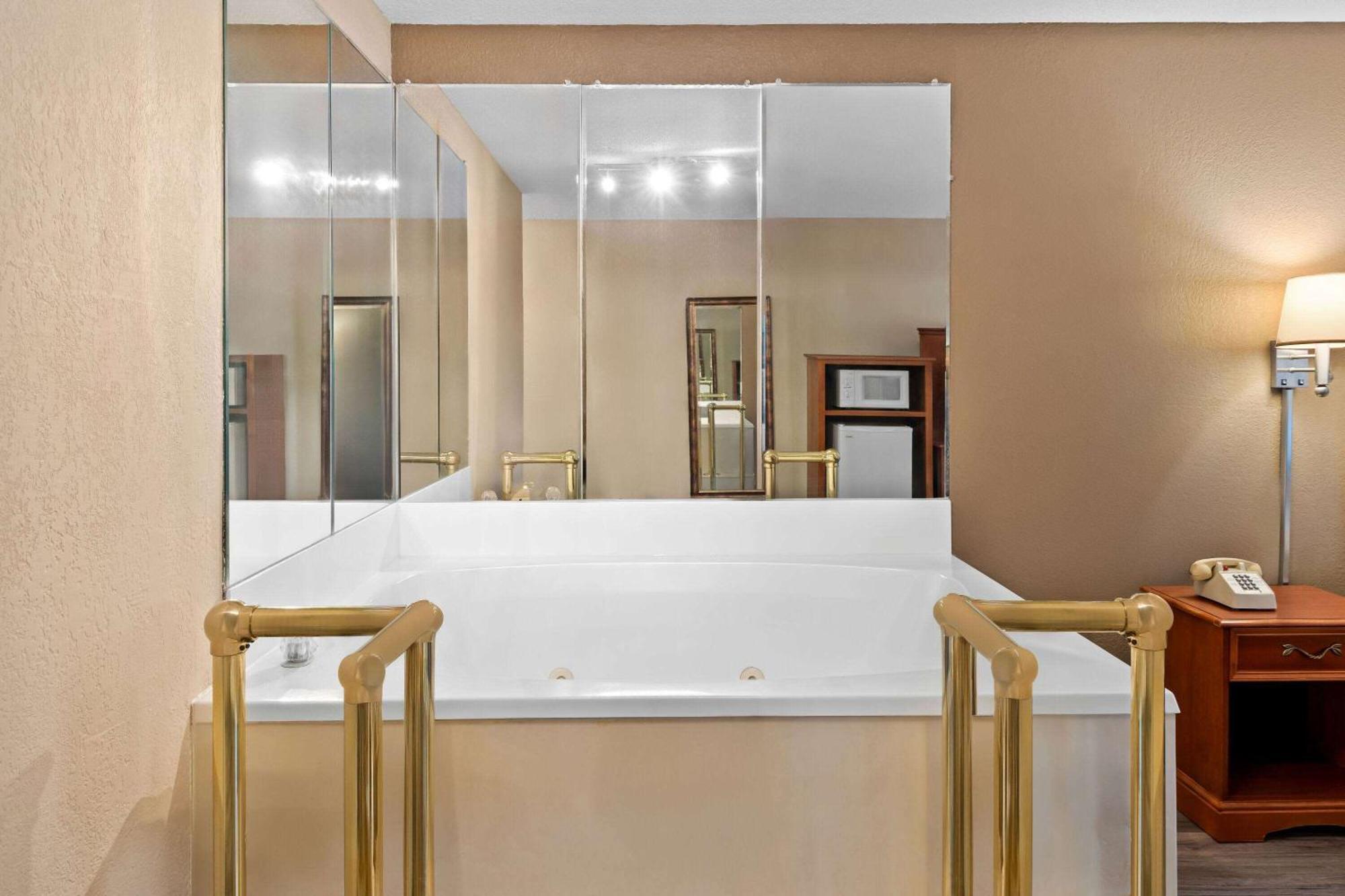 Baymont By Wyndham Lebanon In Villa Exteriör bild